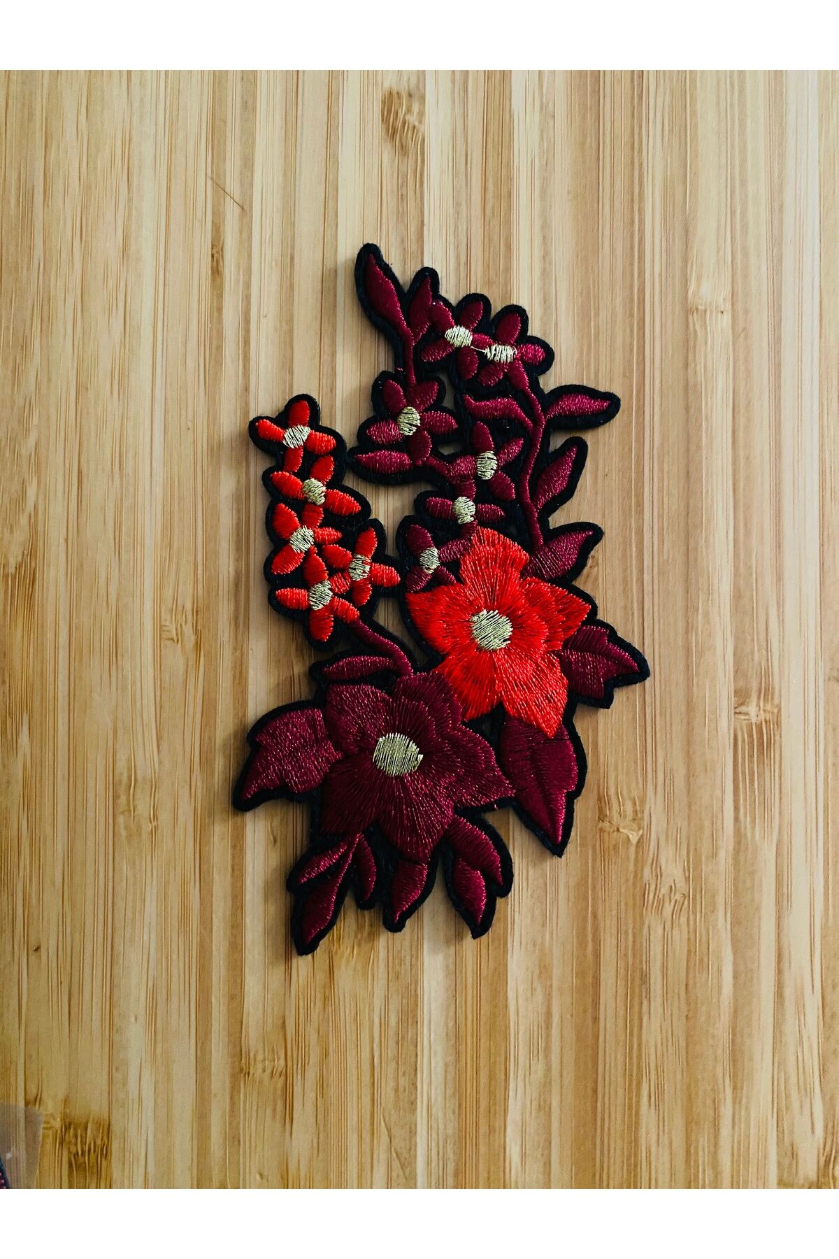 Arma Yapıştırmalı ve dikmeli Bordo/Kırmızı Gül 7x11.7cm. 1 adet.