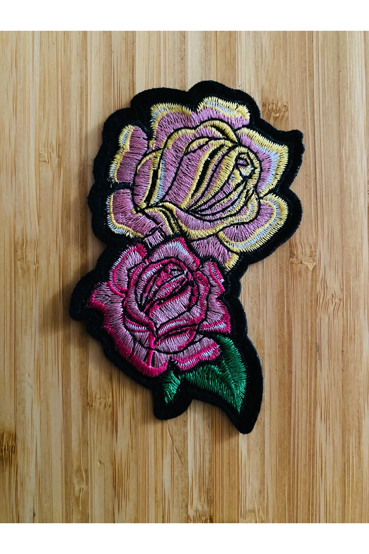 Arma Yapıştırmalı ve dikmeli Gül. 9.8x6cm. Renkli. 1 adet.