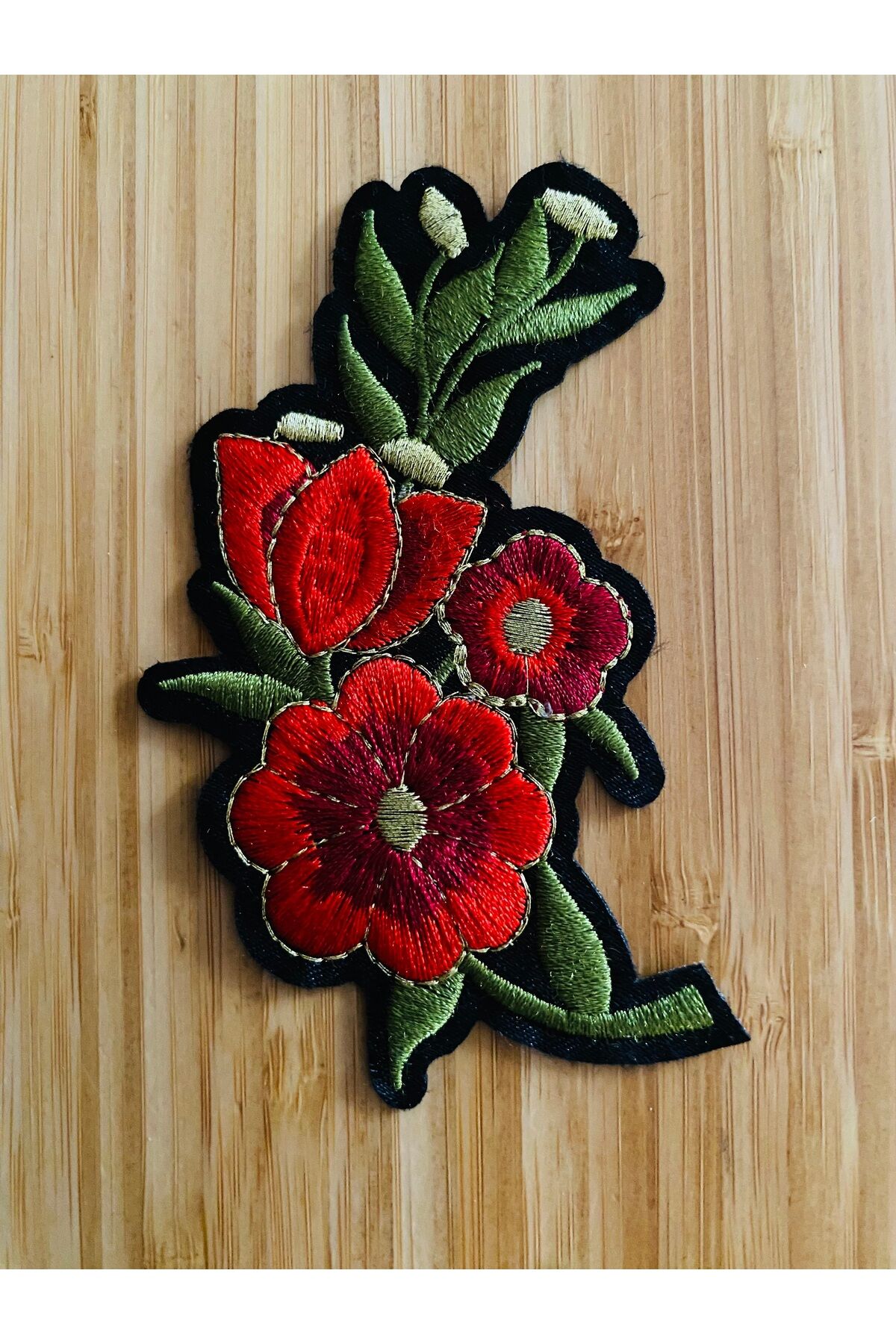 Arma Yapıştırmalı ve dikmeli Sim İşlemeli Gül 6x10.3cm. Kırmızı. 1 adet.