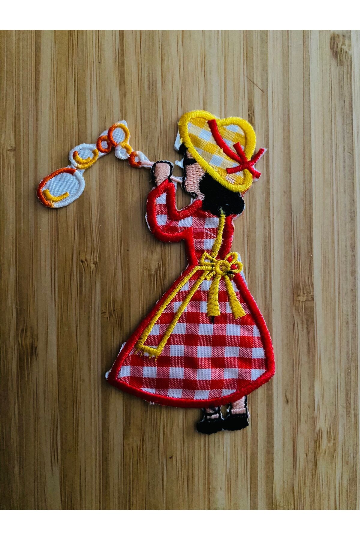 Arma Yapıştırmalı ve dikmeli Su baloncuğu üfleyen kız. 8.5x11cm. 1 adet Renk: Kırmızı.