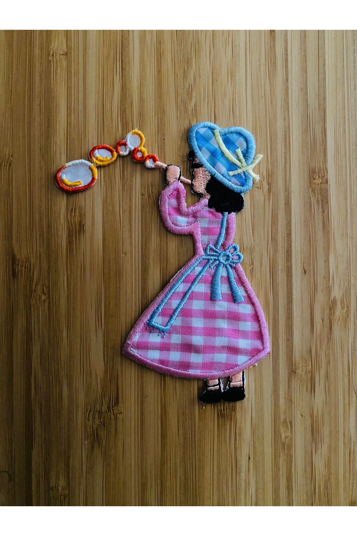 Arma Yapıştırmalı ve dikmeli Su baloncuğu üfleyen kız. 8.5x11cm. 1 adet Renk: Pembe.