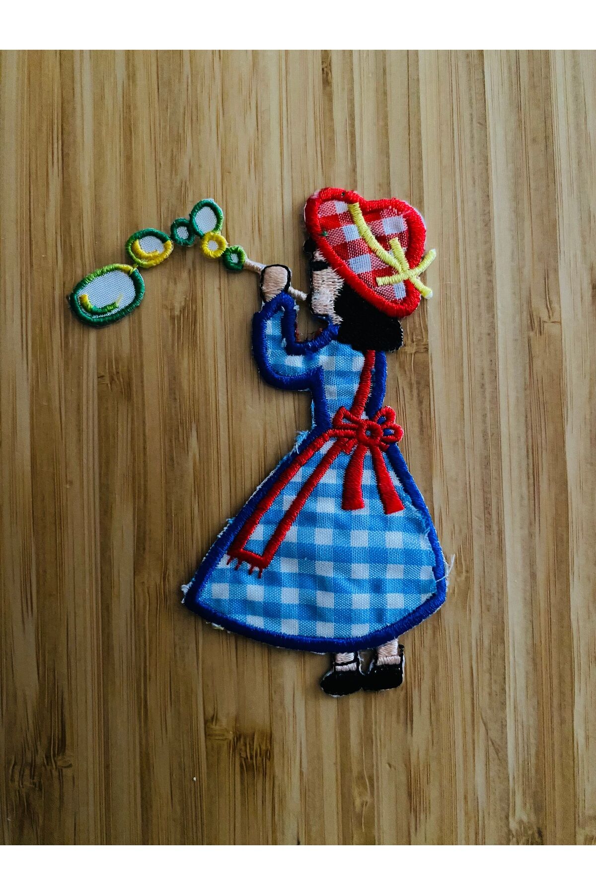 Arma Yapıştırmalı ve dikmeli Su baloncuğu üfleyen kız. 8.5x11cm.1 adet Renk: Mavi.