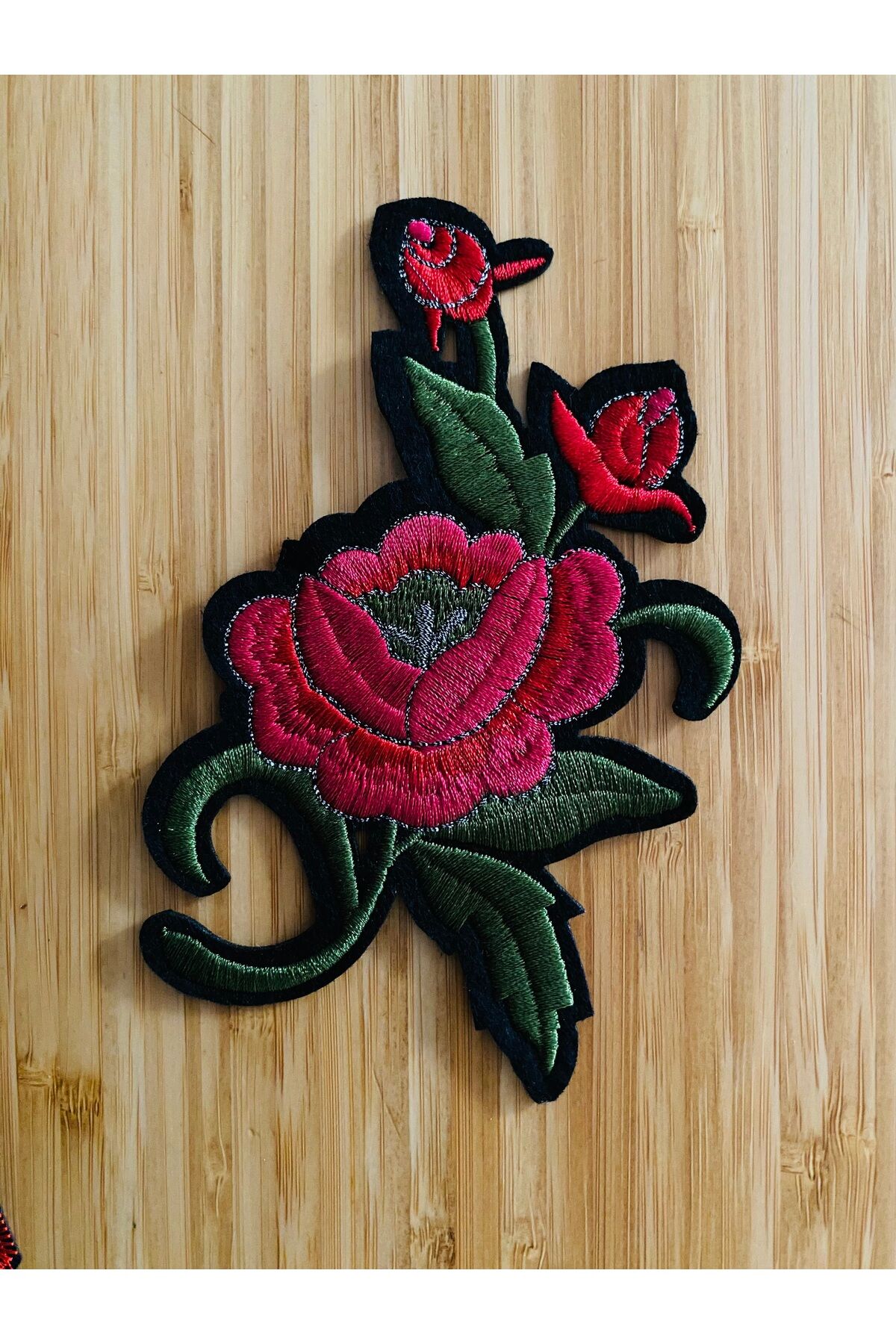 Arma Yapıştırmalı ve dikmeli Üç Kafa Gül 8.5x14cm. Marsala renk. 1 adet.