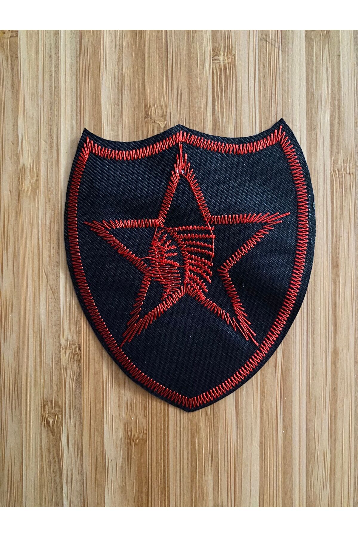 Arma Yapıştırmalı ve dikmeli Yıldız 8x9cm. Siyah/Kırmızı. 1 adet.