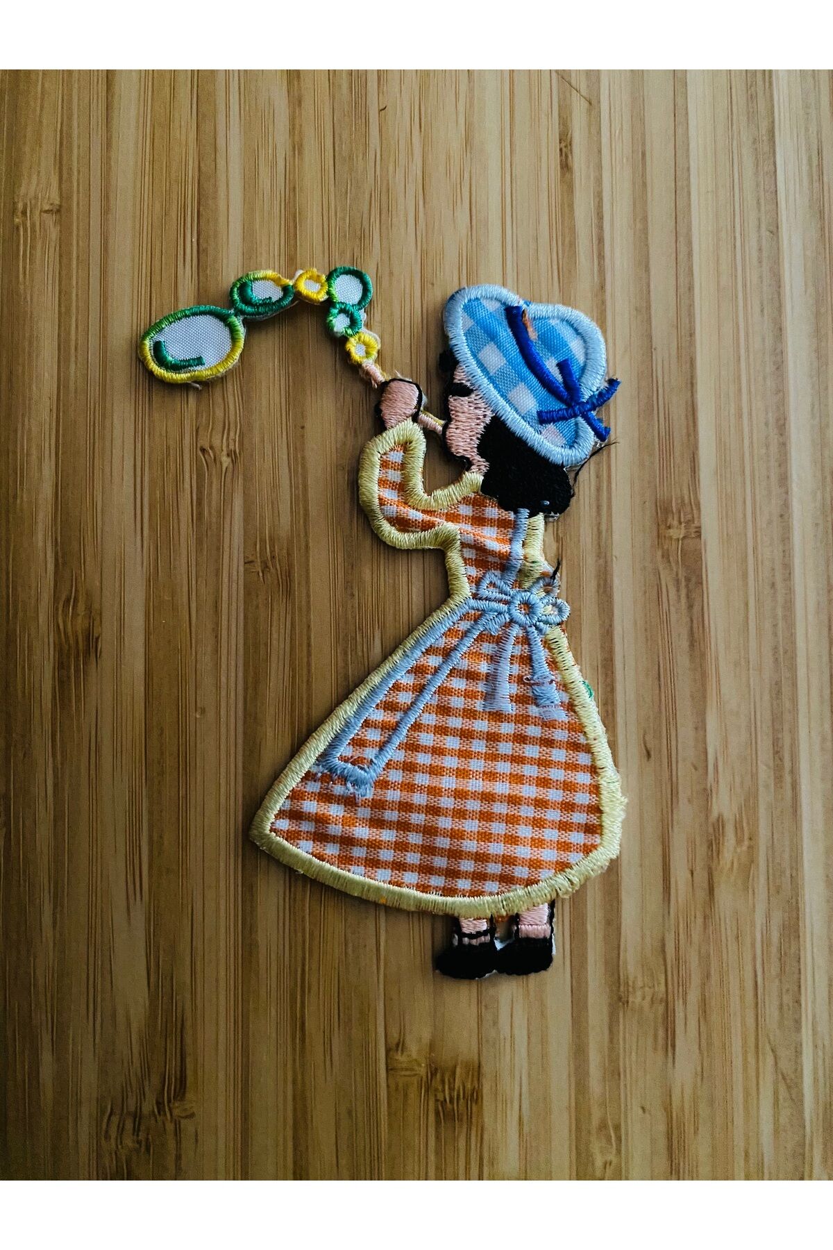 Arma Yapıştırmalı ve dikmeli. Su baloncuğu üfleyen kız. 8.5x11cm. 1 adet Renk: Oranj.