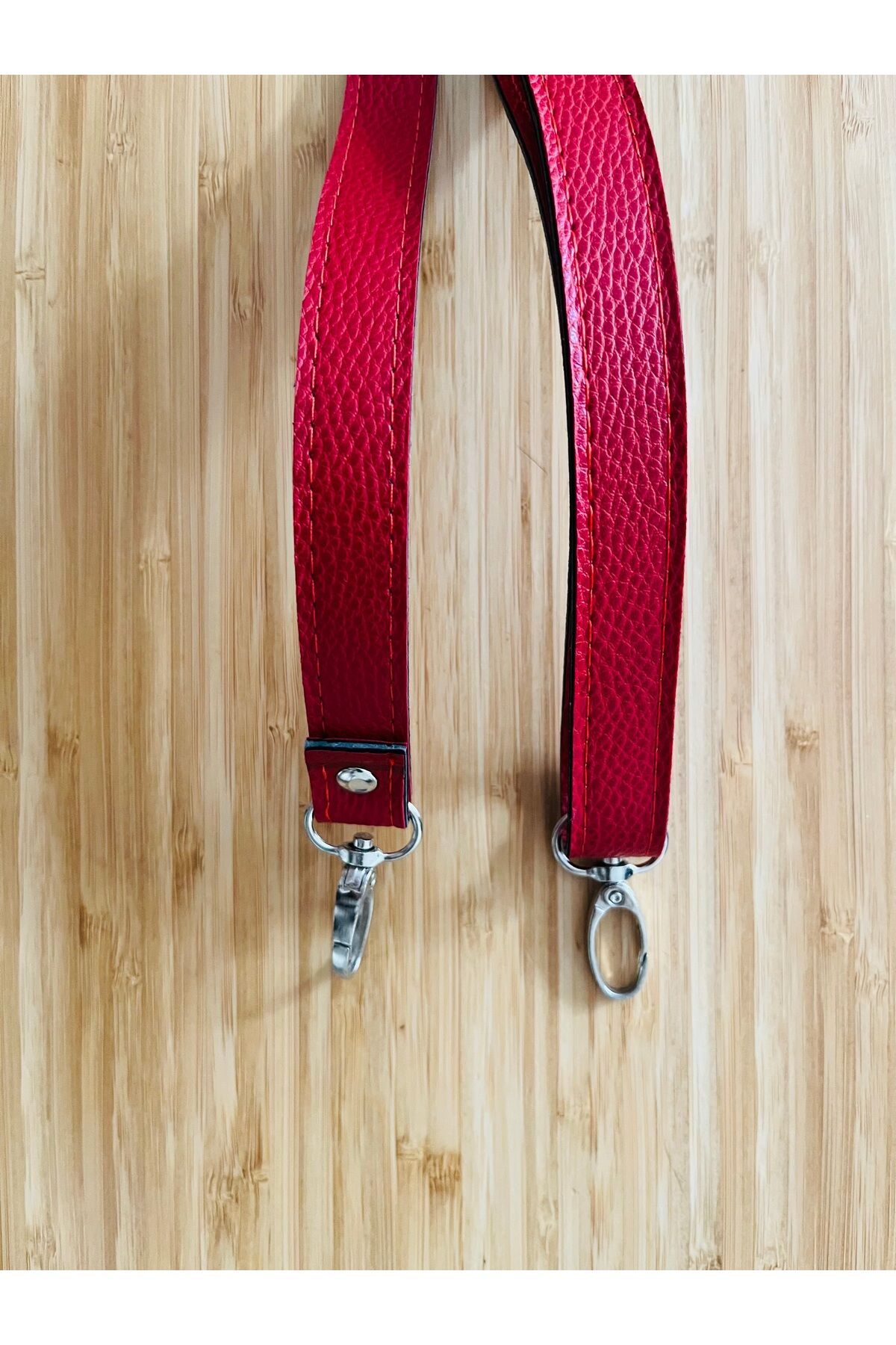 Ayarlanabilir Çanta askı takımı. Toplam uzunluk: 140 cm. Eni: 2 cm. Renk: Kırmızı..