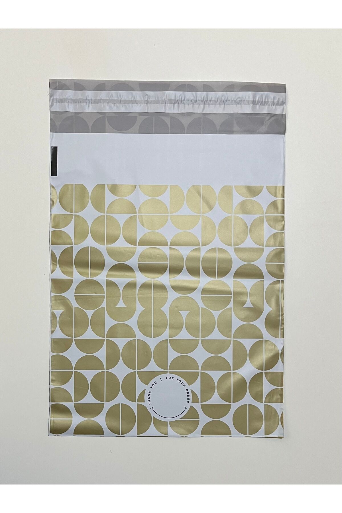 Desenli bantlı kargo ve hediye poşeti. 24 x 30+5 cm. 50 adet. Renk: Dore.