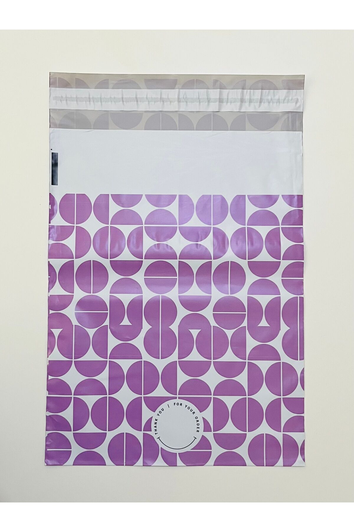 Desenli bantlı kargo ve hediye poşeti. 24 x 30+5 cm. 50 adet. Renk: Leylak