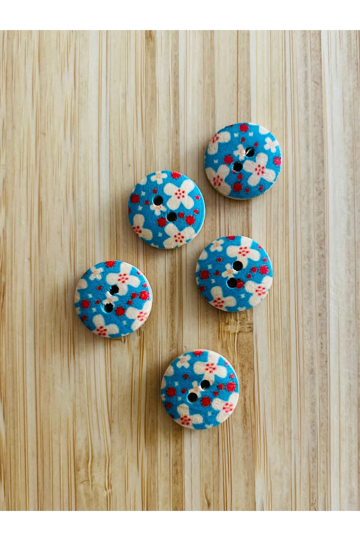 Desenli Natürel Ahşap Düğme 15 mm.  5'li Paket. Turkuaz.