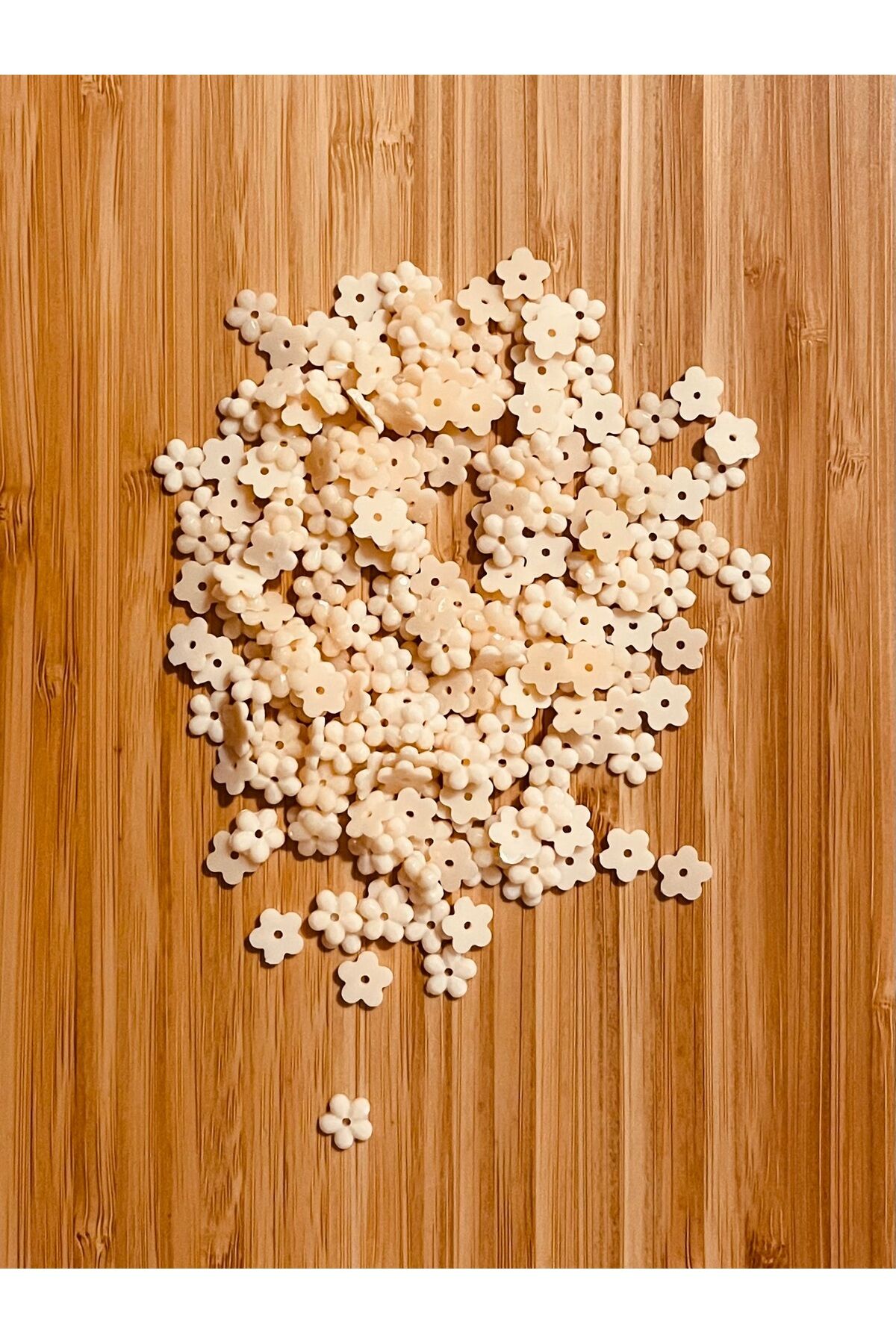 Papatya Işleme Pul. Paket Içi Tahmini 230 Adet. Renk: Ekru