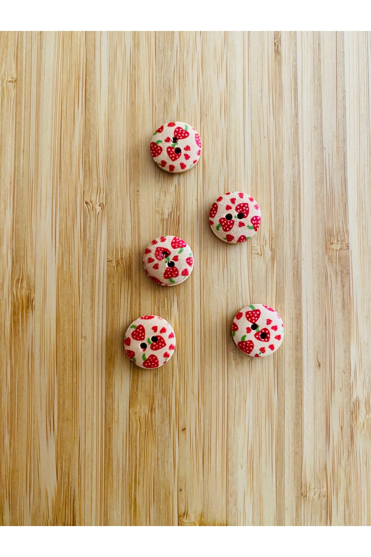 Desenli Natürel Ahşap Düğme 15mm.  5'li Paket. Çilek