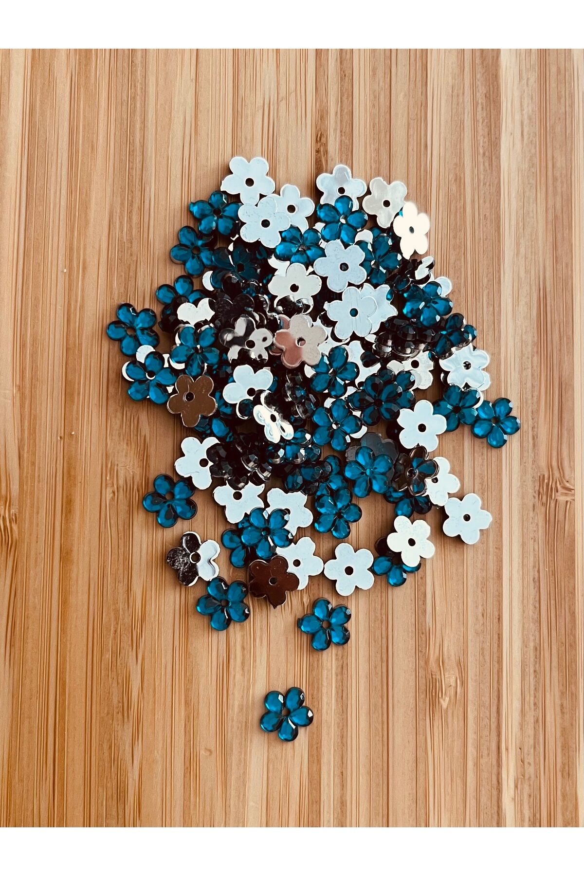 Papatya Işleme Pul. Paket Içi Tahmini 230 Adet. Renk: Koyu Turkuaz.