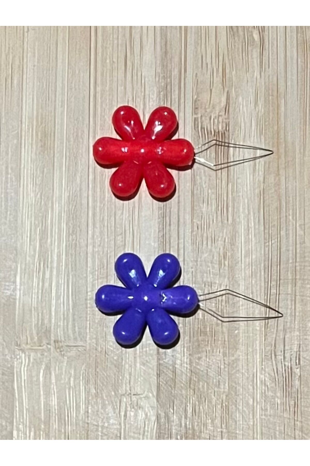 Papatya Şekilli İğneye İplik Geçirme Aparatı. 2 Adet. Stokta olan renkler gönderilir.