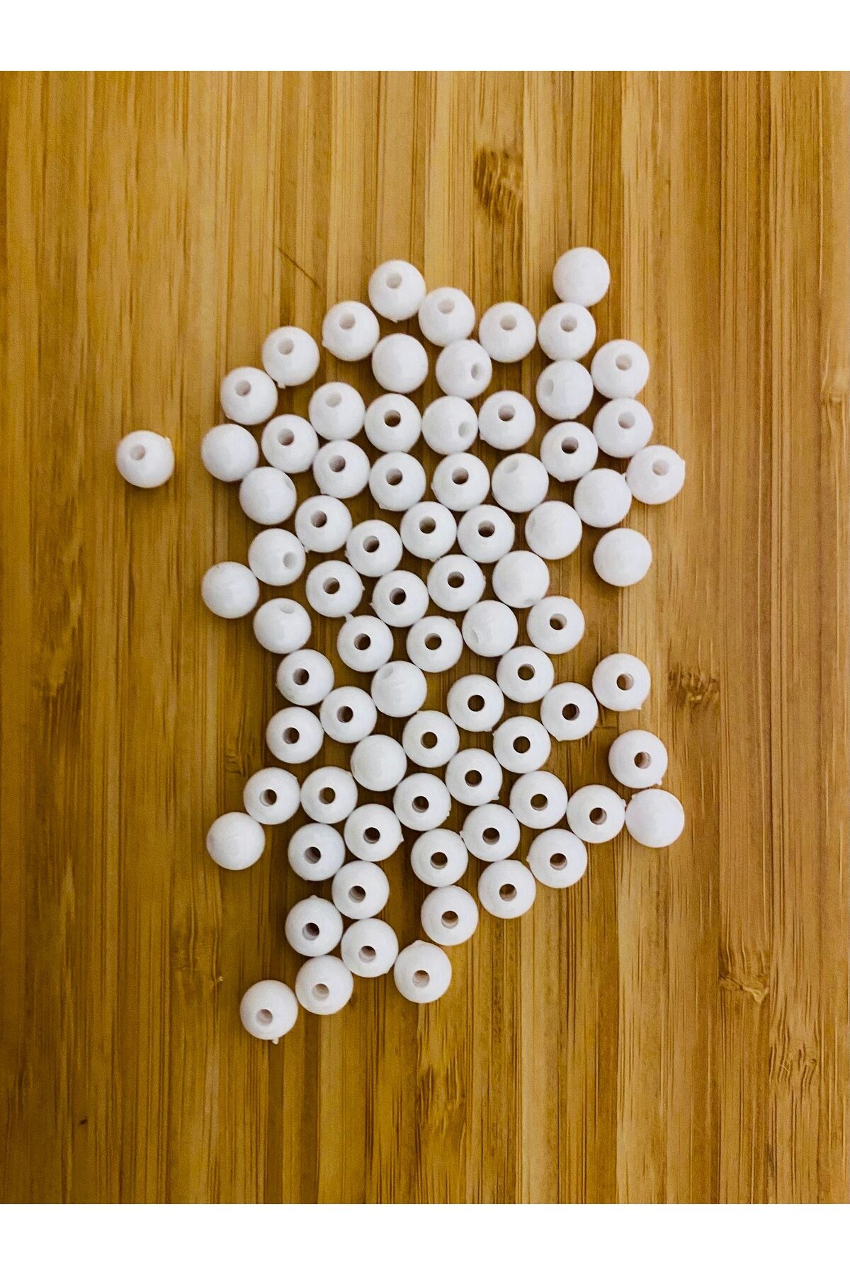 Kiraz Plastik Boncuk 8 mm. 20gr. Tahmini 75-80 adcivarı. Beyaz.