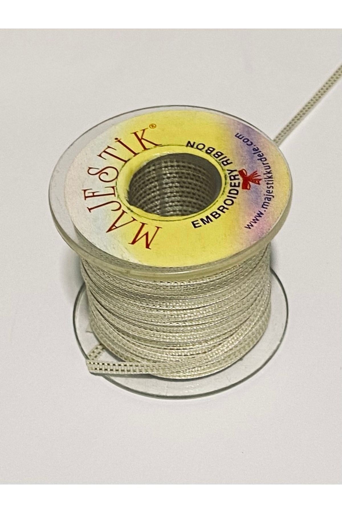 El Işleme Sedef (simli) Ipek Nakış Kurdele. Eni: 2mm. Pkt Içeriği:10metre. Renk:101.