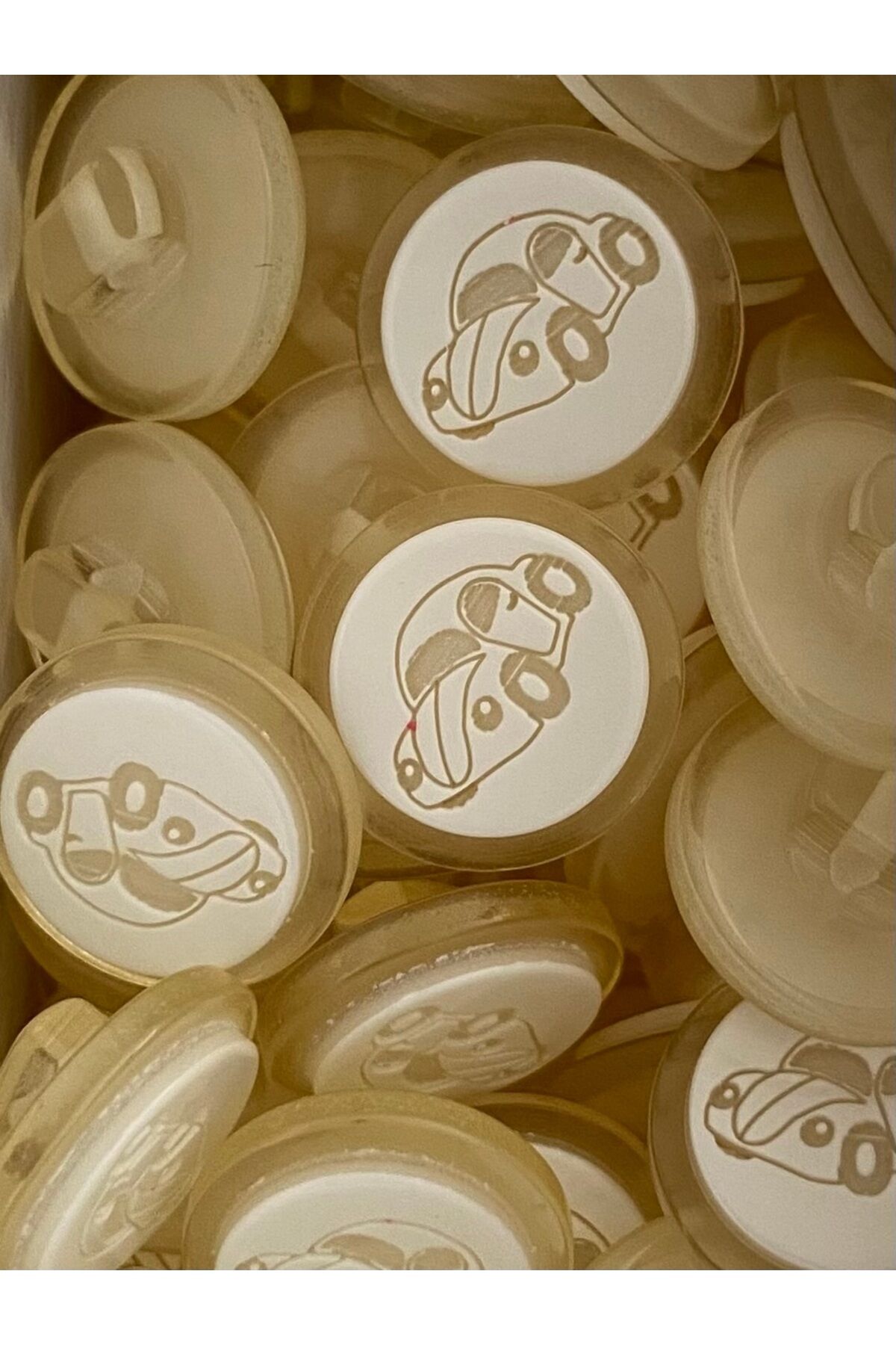 Bebe Hırka, Yelek ve Amigurumi Araba Desen Düğme. 15mm. 5'li Pkt. Renk: Krem/Beyaz.