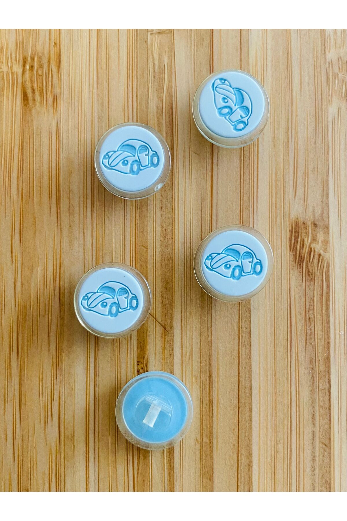 Bebe Hırka, Yelek ve Amigurumi Araba Desen Düğme. 15mm. 5'li Pkt. Renk: Mavi/Beyaz.