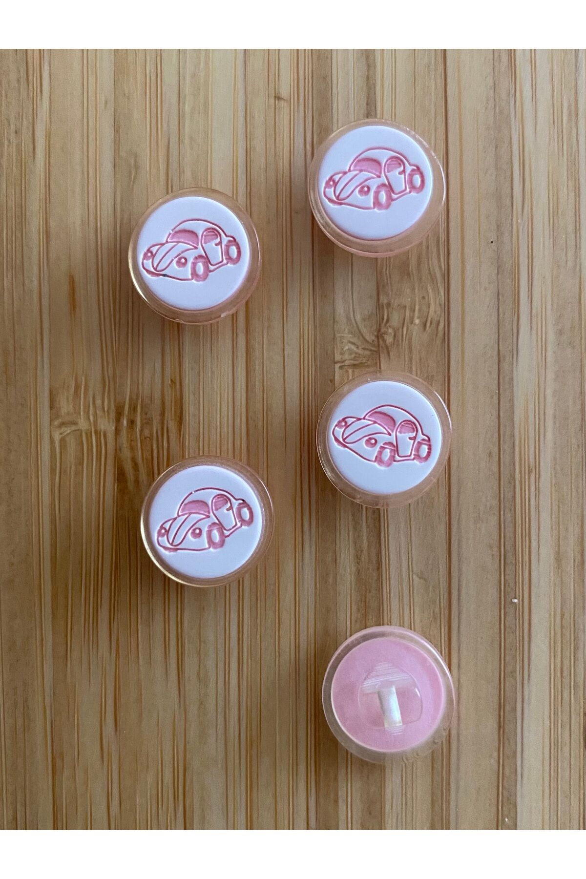Bebe Hırka, Yelek ve Amigurumi Araba Desen Düğme. 15mm. 5'li Pkt. Renk: Pembe/Beyaz.