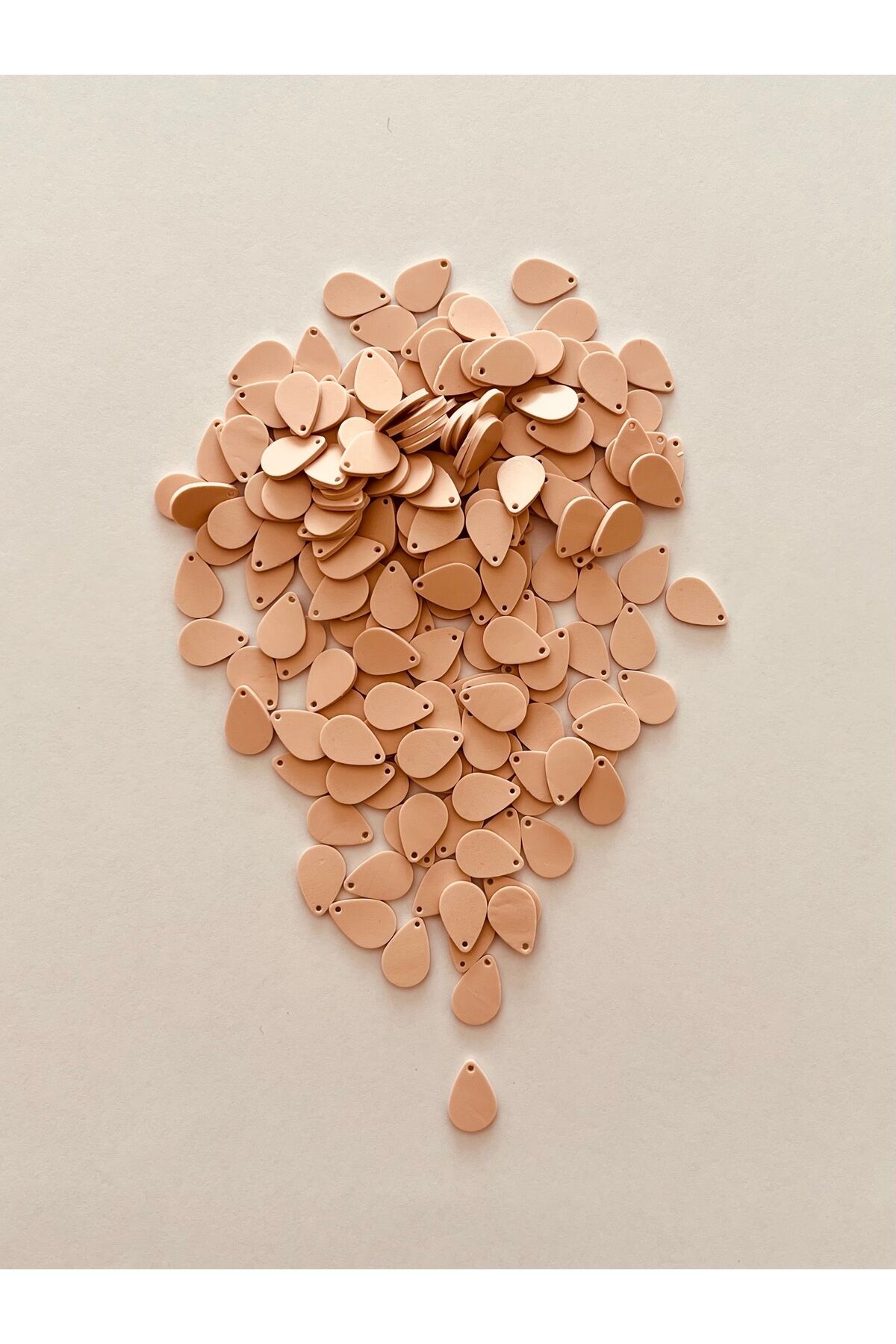 Patik Yazma Abiye Çanta Cüzdan Işleme Damla Pul. Fimo Hamur 25gr Tahmini 190x200adet 8x12mm No;5.