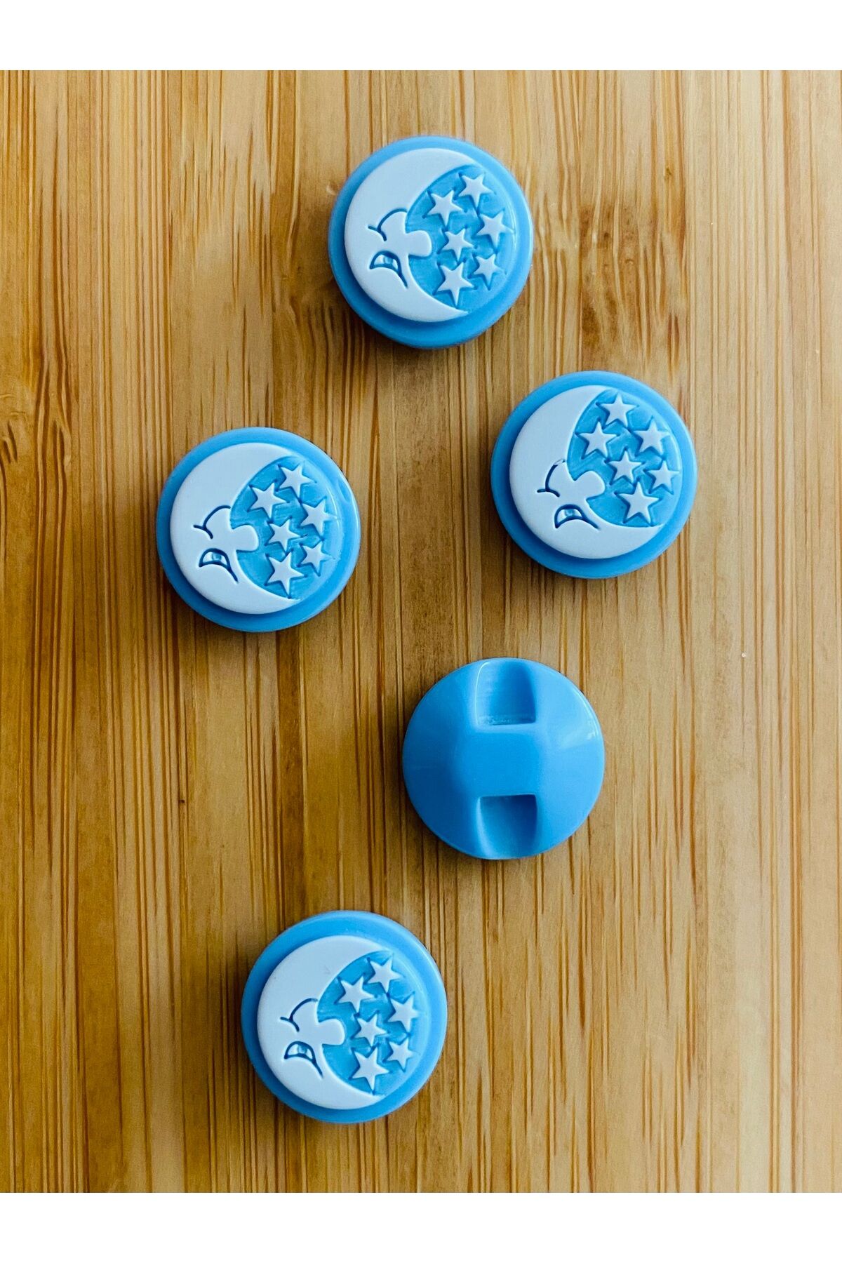 Bebe Hırka, Yelek ve Amigurumi Aydede Desen Düğme. 15mm. 5'li Pkt. Renk: Mavi/Beyaz.