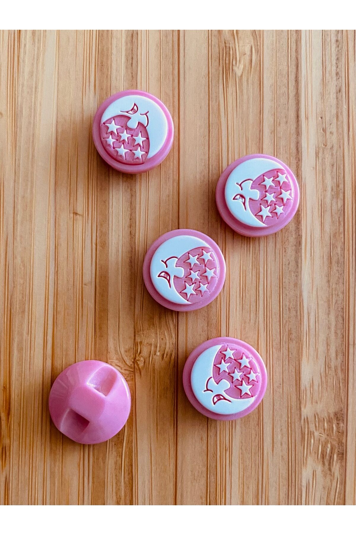 Bebe Hırka, Yelek ve Amigurumi Aydede Desen Düğme. 15mm. 5'li Pkt. Renk: Pembe/Beyaz.