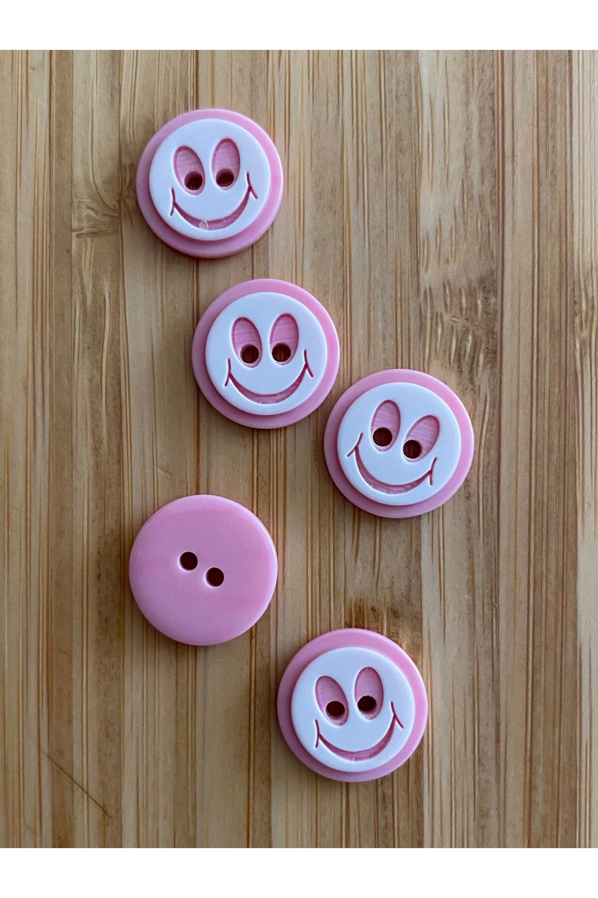 Bebe Hırka, Yelek ve Amigurumi Gülen Yüz Desen Düğme. 15mm. 5'li Pkt. Renk: Pembe/Beyaz.