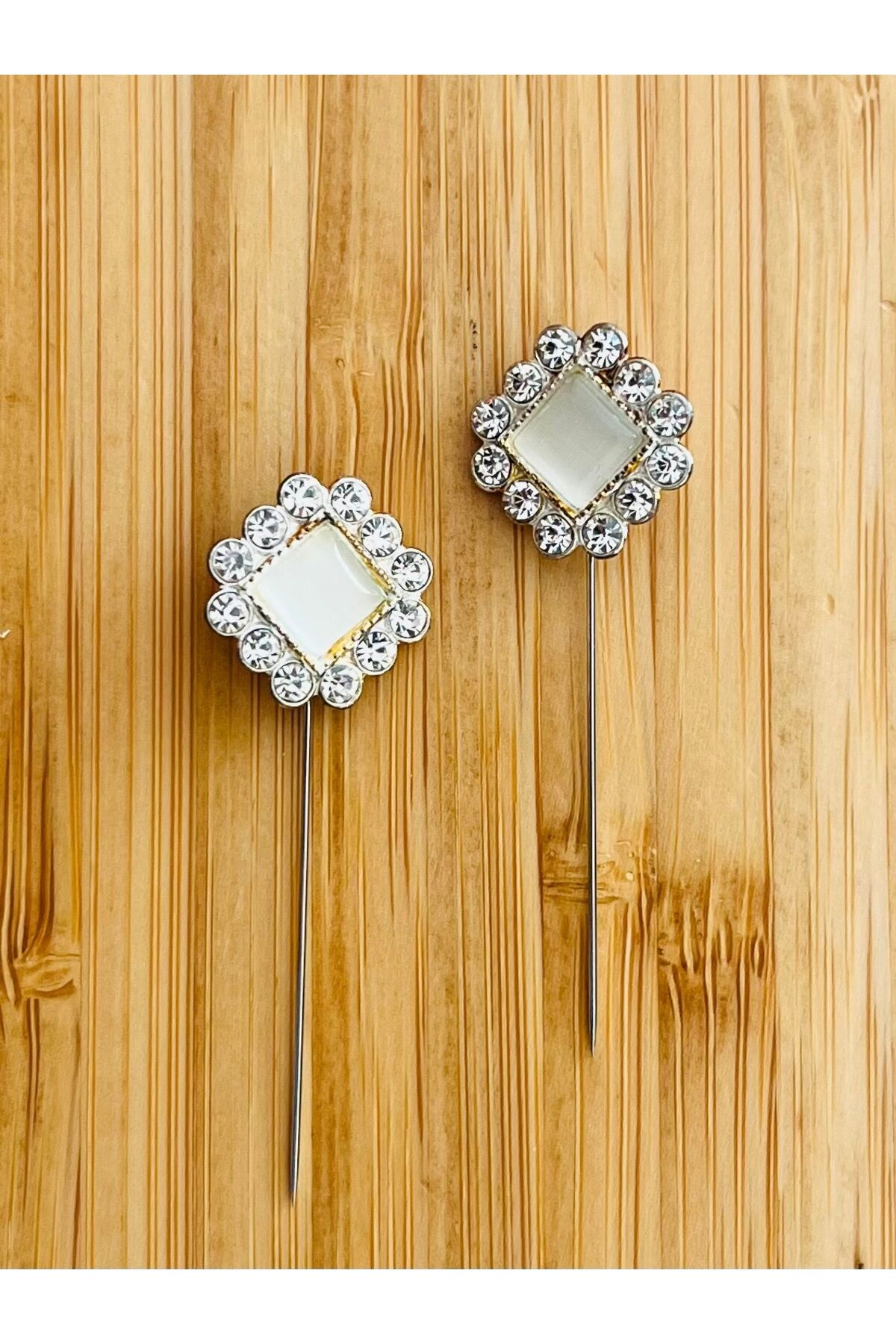 Kristal Görünümlü Akrilik Taş Eşarp Iğnesi. İğne Boyu: 32mm. Başlık Ebatı: 15mm.