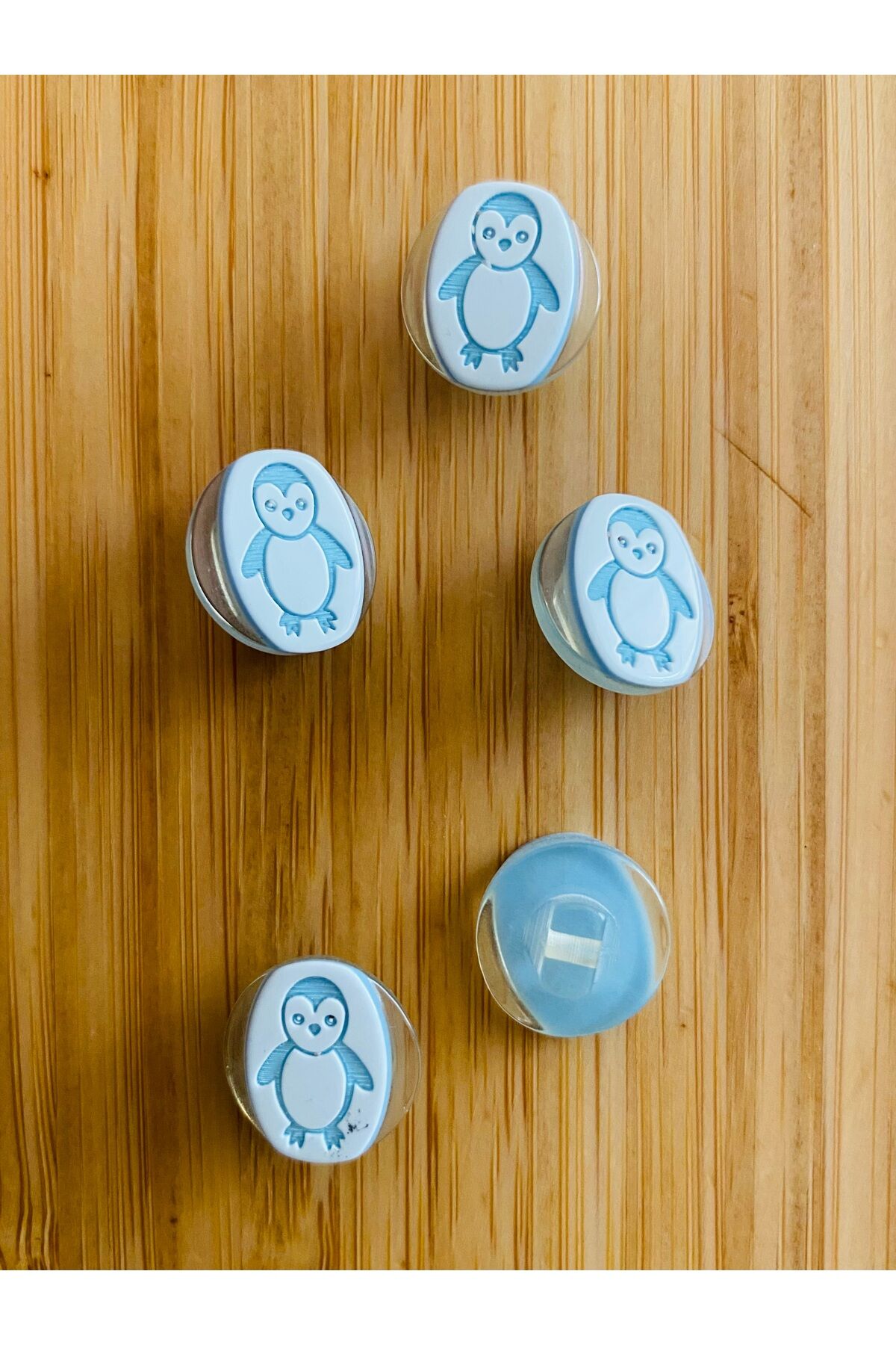 Bebe Hırka, Yelek ve Amigurumi Penguen Desen Düğme. 15mm. 5'li Pkt. Renk: Mavi/Beyaz.