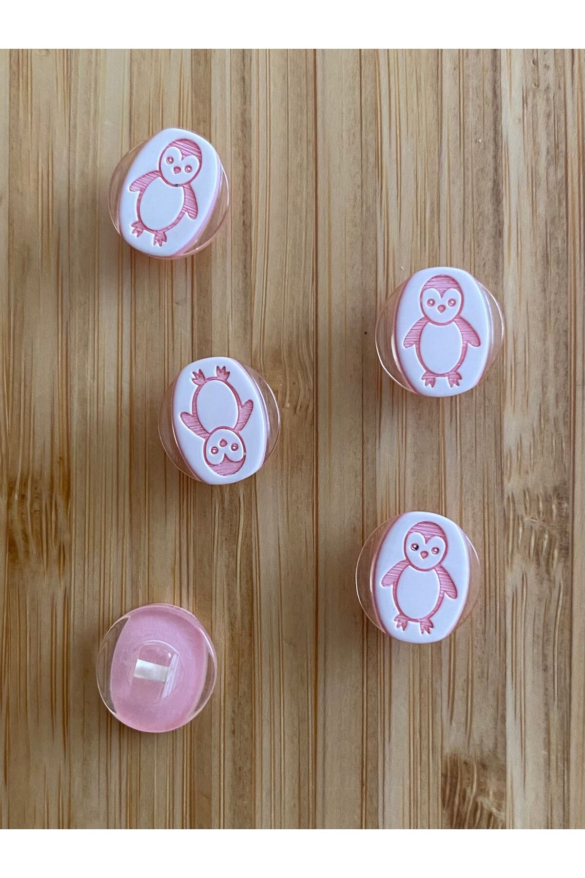 Bebe Hırka, Yelek ve Amigurumi Penguen Desen Düğme. 15mm. 5'li Pkt. Renk: Pembe/Beyaz.