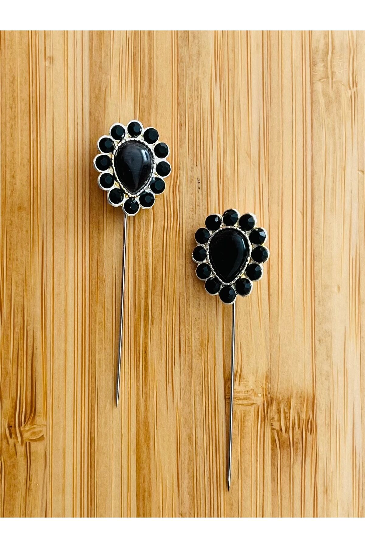 Kristal Görünümlü Akrilik Taş Eşarp Iğnesi. İğne Boyu: 32mm. Başlık Ebatı: 15mm.