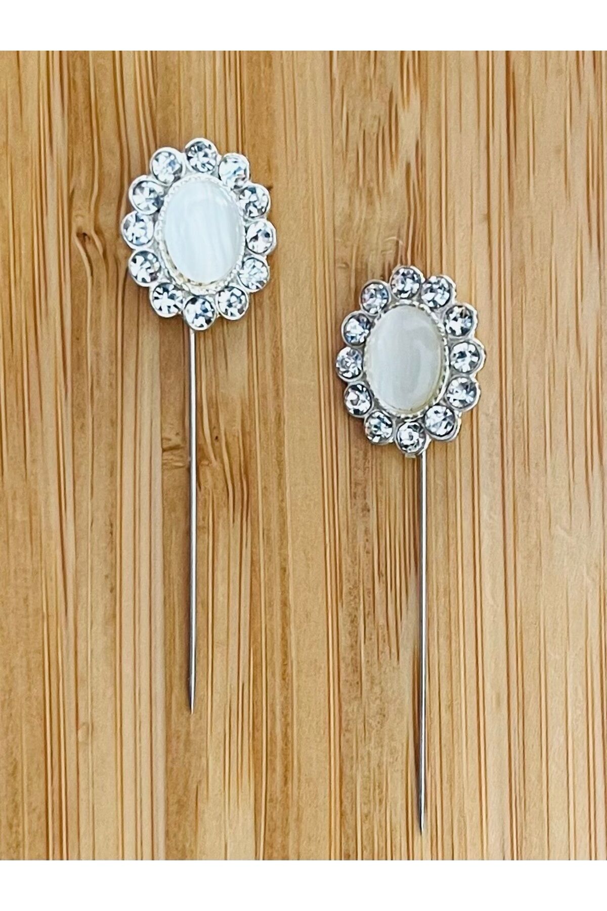 Kristal Görünümlü Akrilik Taş Eşarp Iğnesi. İğne Boyu: 32mm. Başlık Ebatı: 15mm.