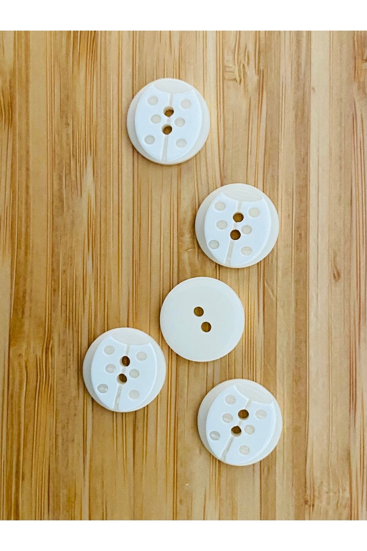 Bebe Hırka, Yelek ve Amigurumi uğur böceği Desen Düğme. 15mm. 5'li Pkt. Renk: Krem/Beyaz.