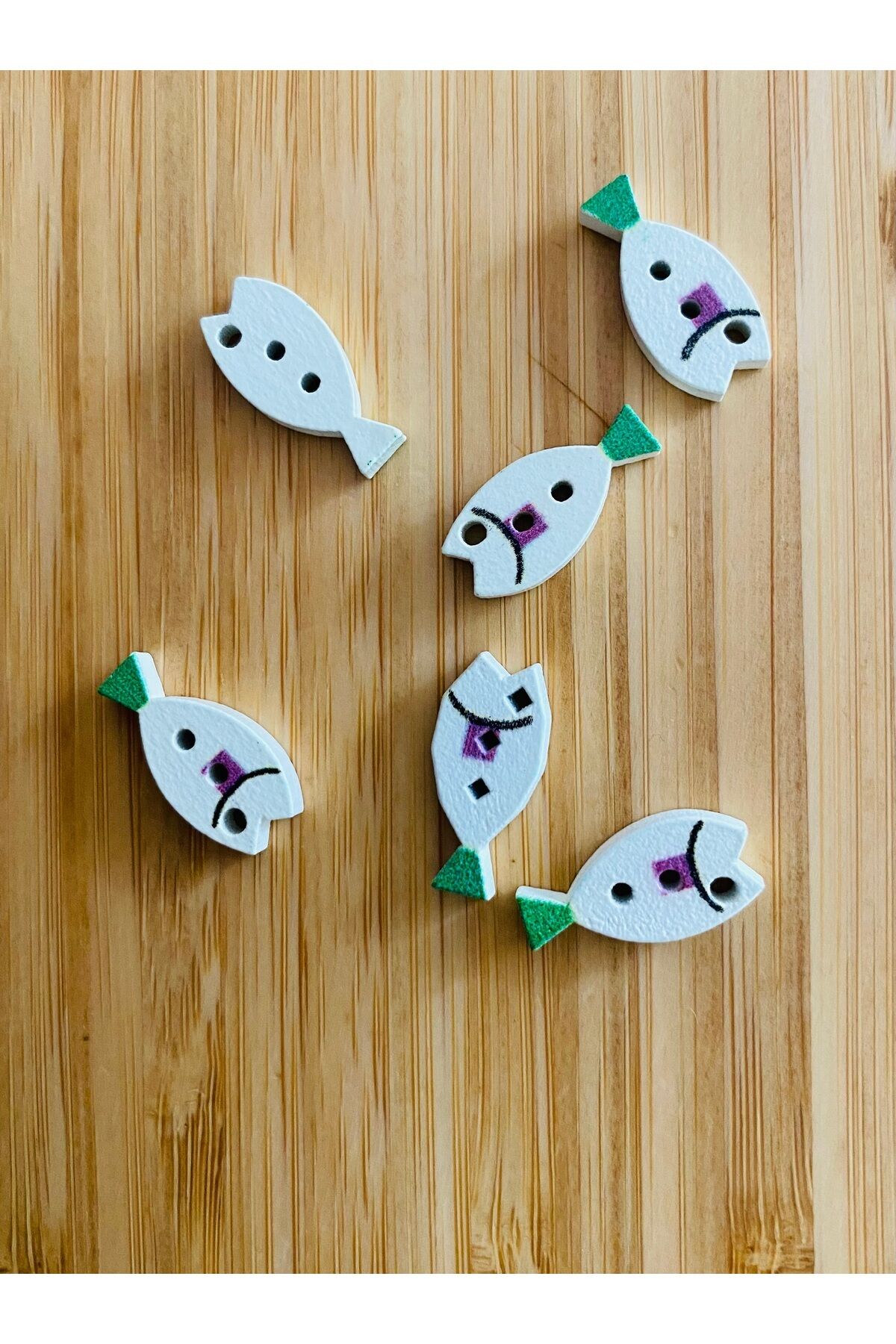 Beyaz Boyalı Desenli Şekilli Ahşap Düğme 10mm x 20 mm.  6'lı Paket. Balık.