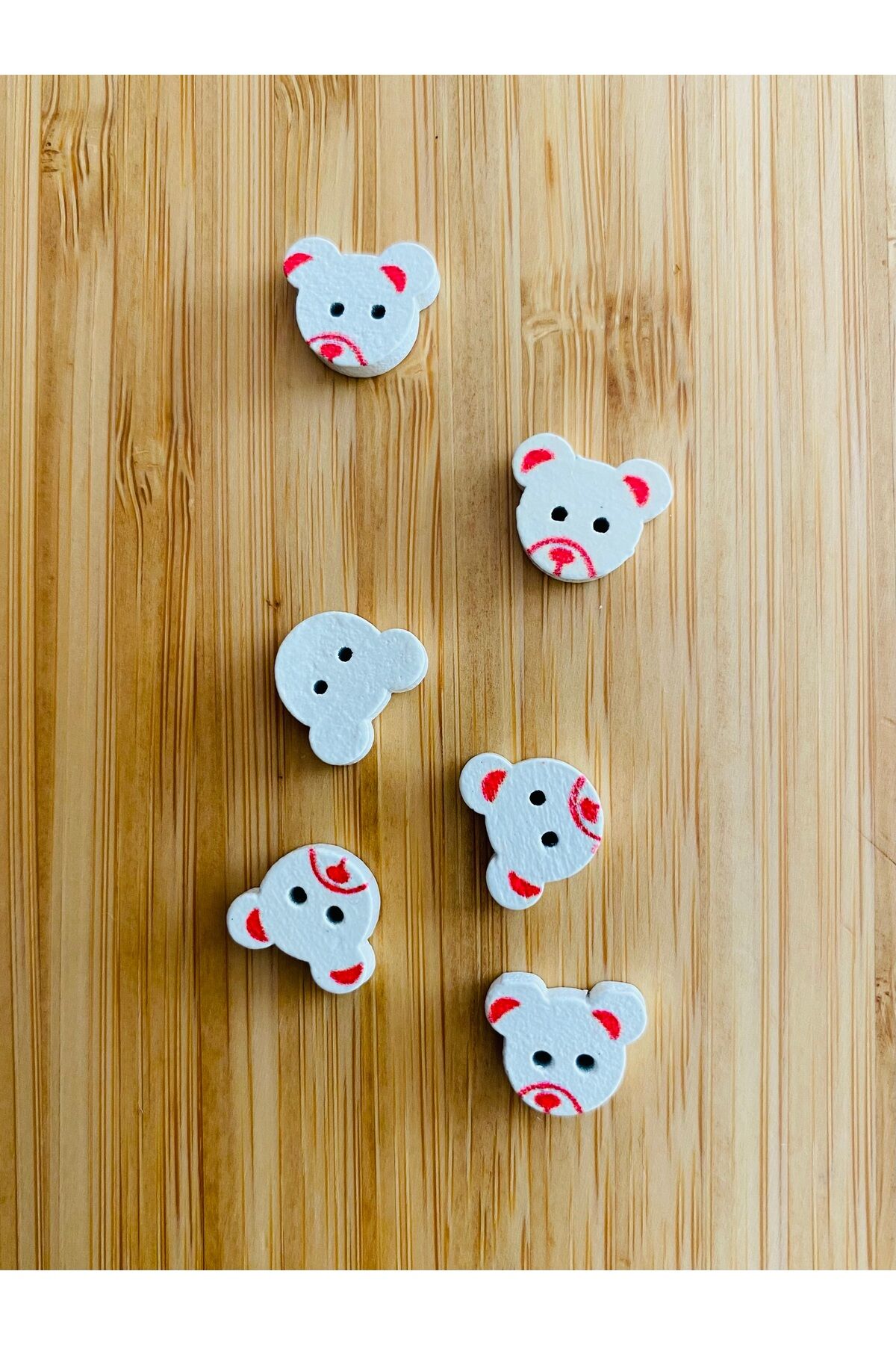 Beyaz Boyalı Desenli Şekilli Ahşap Düğme 11mm x 14mm.  6'lı Paket. Ayıcık.