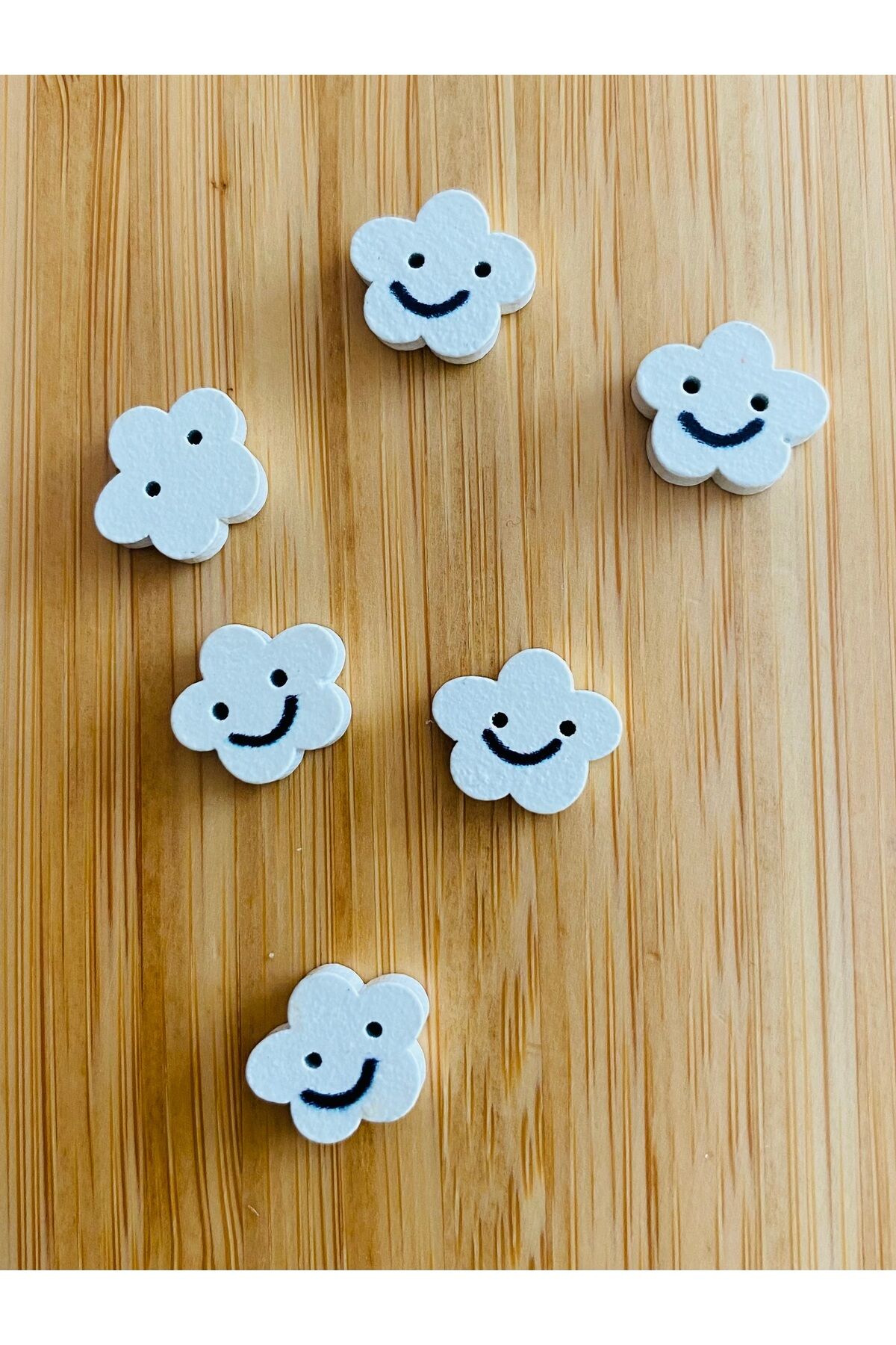 Beyaz Boyalı Desenli Şekilli Ahşap Düğme 12mm x 13mm.  6'lı Paket. Gülen yüz.