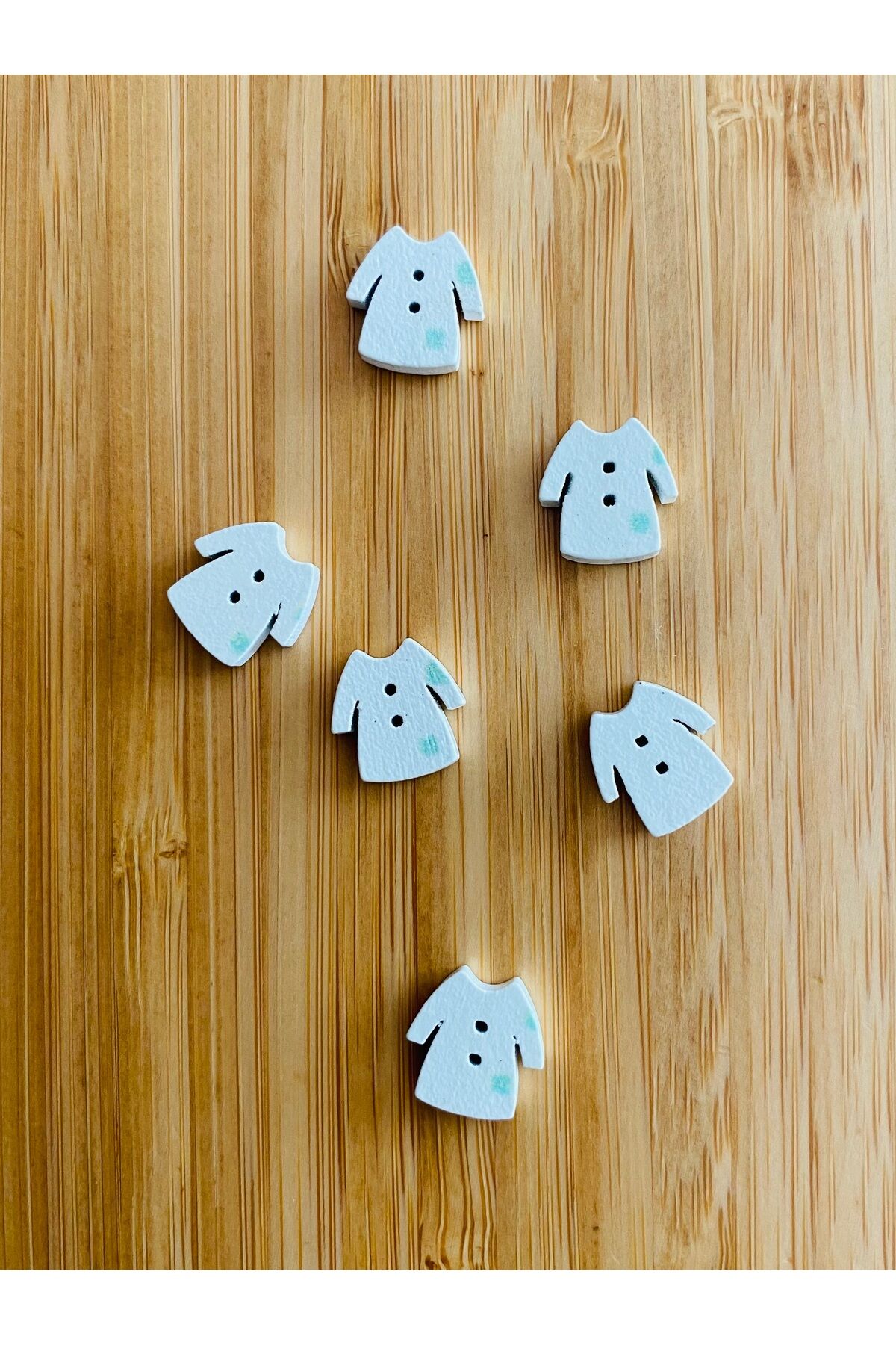 Beyaz Boyalı Desenli Şekilli Ahşap Düğme 13mm x 13mm.  6'lı Paket. Kaftan.