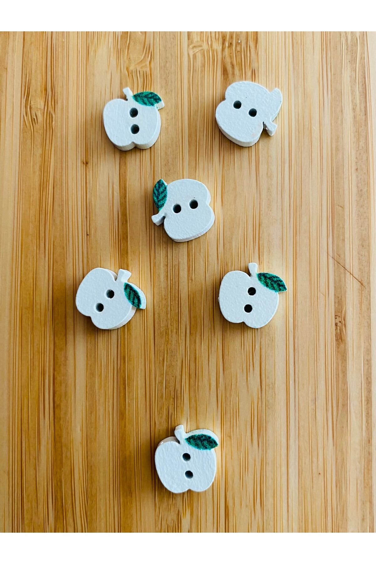 Beyaz Boyalı Desenli Şekilli Ahşap Düğme 13mm x 14mm.  6'lı Paket. Elma.