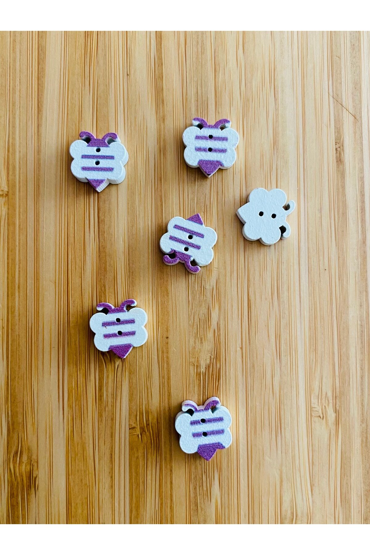 Beyaz Boyalı Desenli Şekilli Ahşap Düğme 14mm x 14mm.  6'lı Paket. Arı.