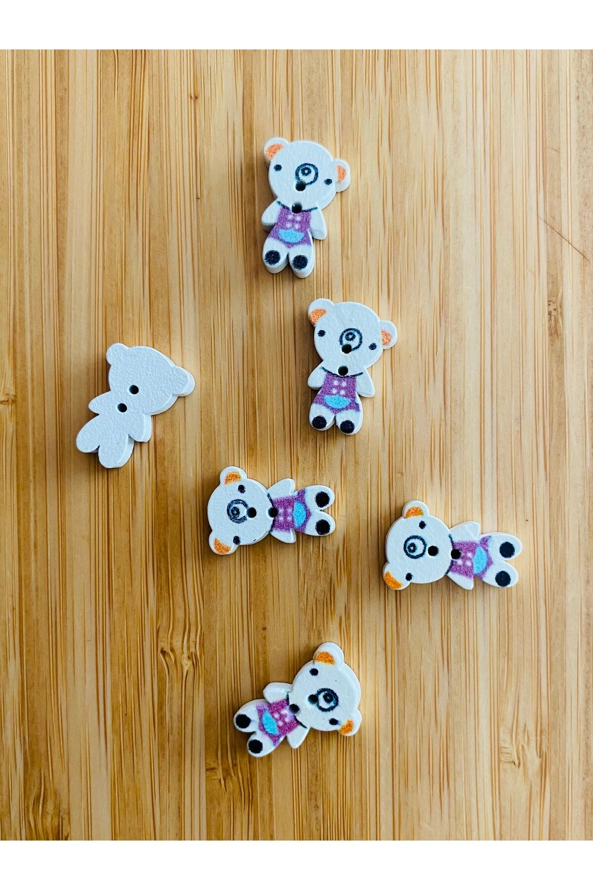 Beyaz Boyalı Desenli Şekilli Ahşap Düğme 14mm x 19mm.  6'lı Paket. Koala figürü.