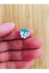 Beyaz Boyalı Desenli Şekilli Ahşap Düğme 15 mm x 13 mm.  6'lı Paket. Uğur böceği desenli.