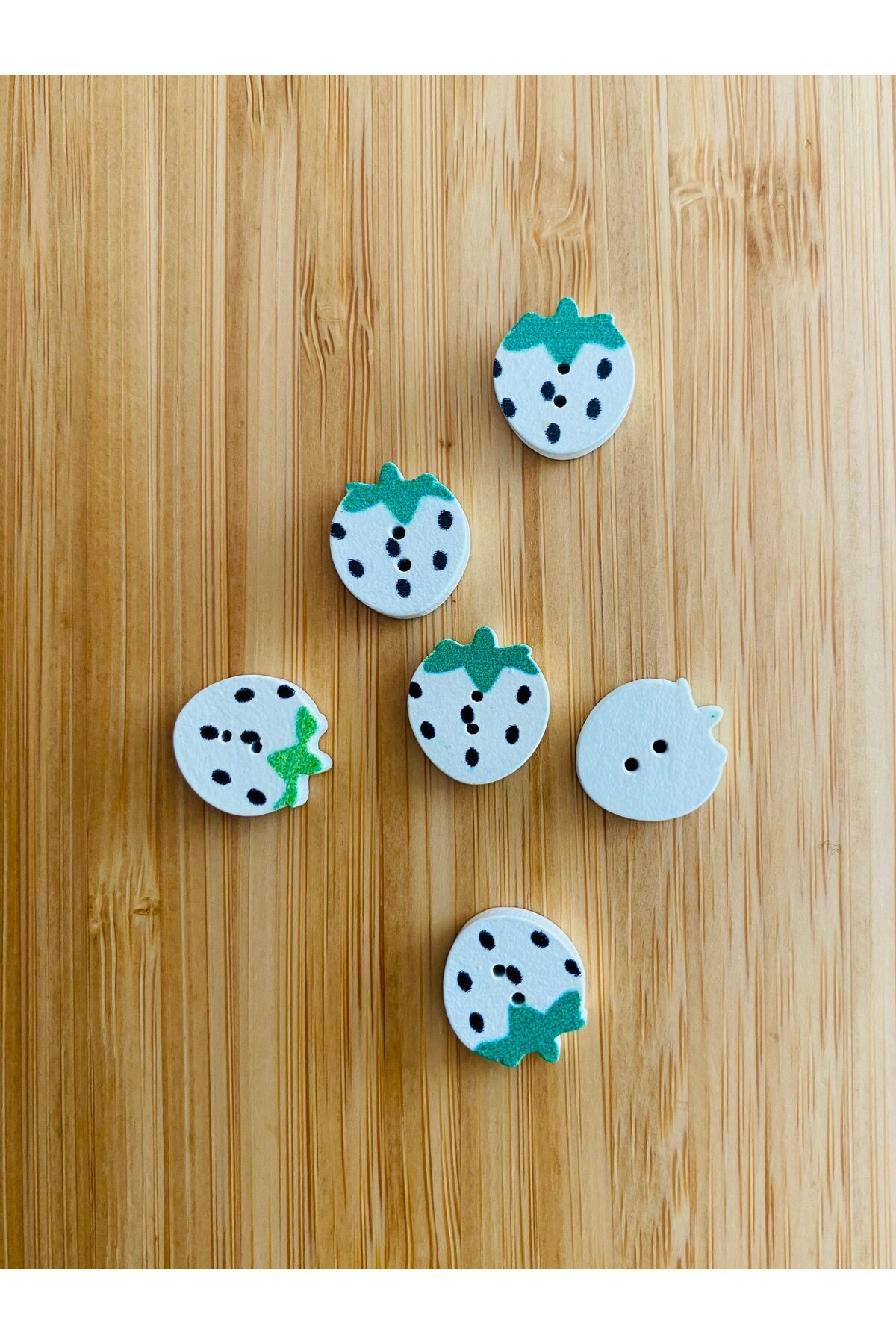 Beyaz Boyalı Desenli Şekilli Ahşap Düğme 15 mm x 13 mm.  6'lı Paket. Uğur böceği desenli.