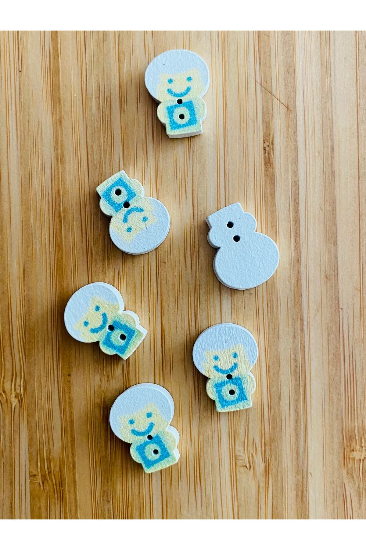 Beyaz Boyalı Desenli Şekilli Ahşap Düğme 17 mm x 13 mm.  6'lı Paket. Büyük kafa.