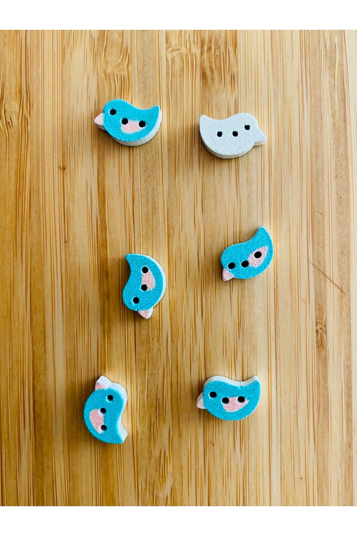 Beyaz Boyalı Desenli Şekilli Ahşap Düğme 9mm x 13mm.  6'lı Paket. Kuş figürü Turkuaz.