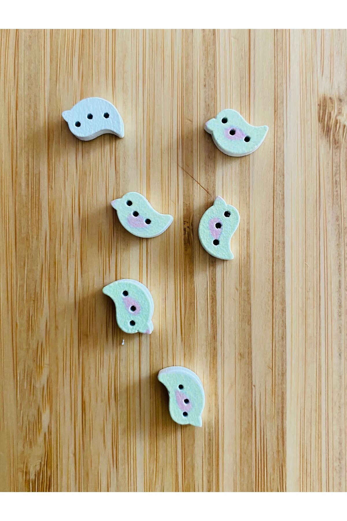 Beyaz Boyalı Desenli Şekilli Ahşap Düğme 9mm x 13mm.  6'lı Paket. Kuş figürü Yeşil.