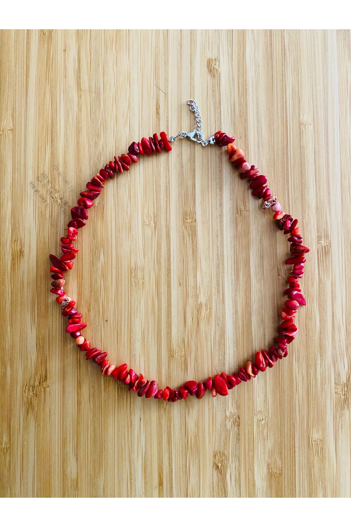 Doğal Kırmızı Mercan Taşı Kolye. Zincir dahil 44cm. Renk: Kırmızı/Bordo.