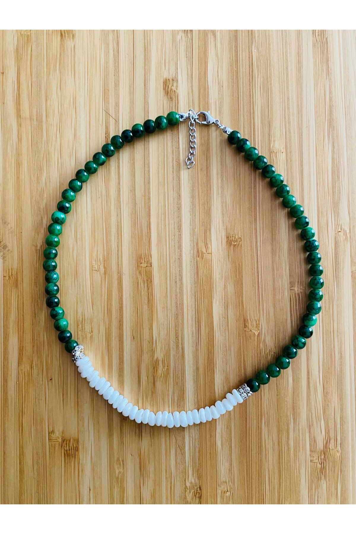 Doğal Taş Kolye. Zincir dahil 44cm. Renk: Zümrüt/Beyaz.
