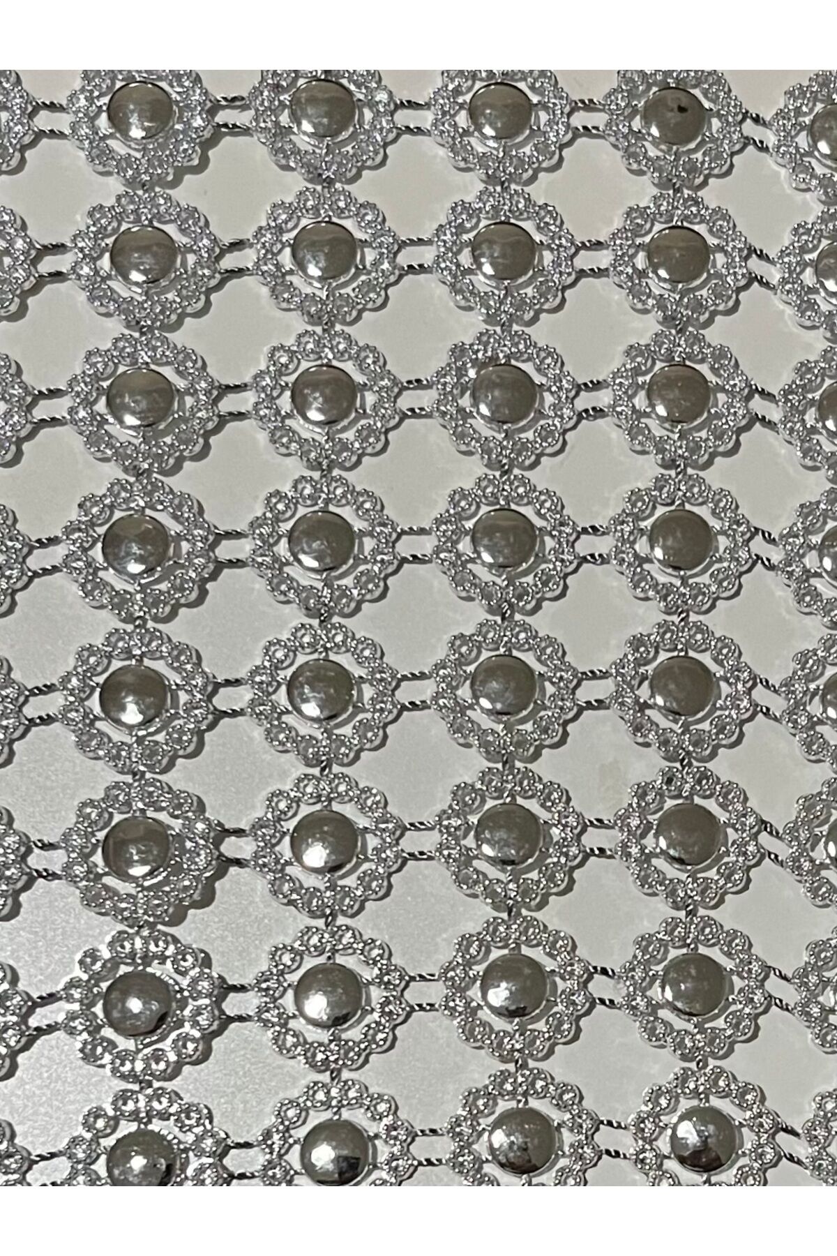 Perçinli Halka Dekoratif Şerit 8 sıralı. Perçinler: 1.5cm x 49 santimetre.