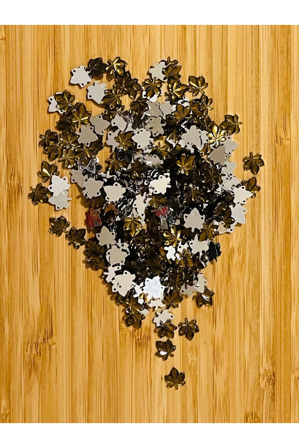 Taş görünümlü çınar yaprağı plastik pul. Ebat:1cm. Tahmini 320-330 adet.