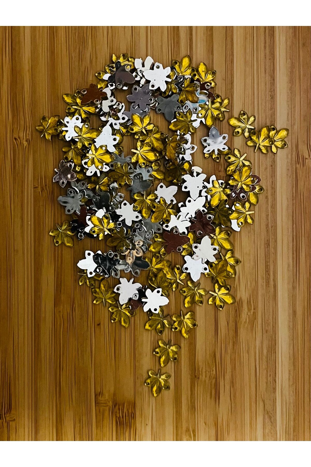 Taş görünümlü çınar yaprağı plastik pul. Ebat:1cm. Tahmini 320-330 adet. Renk: Limon Sarısı.