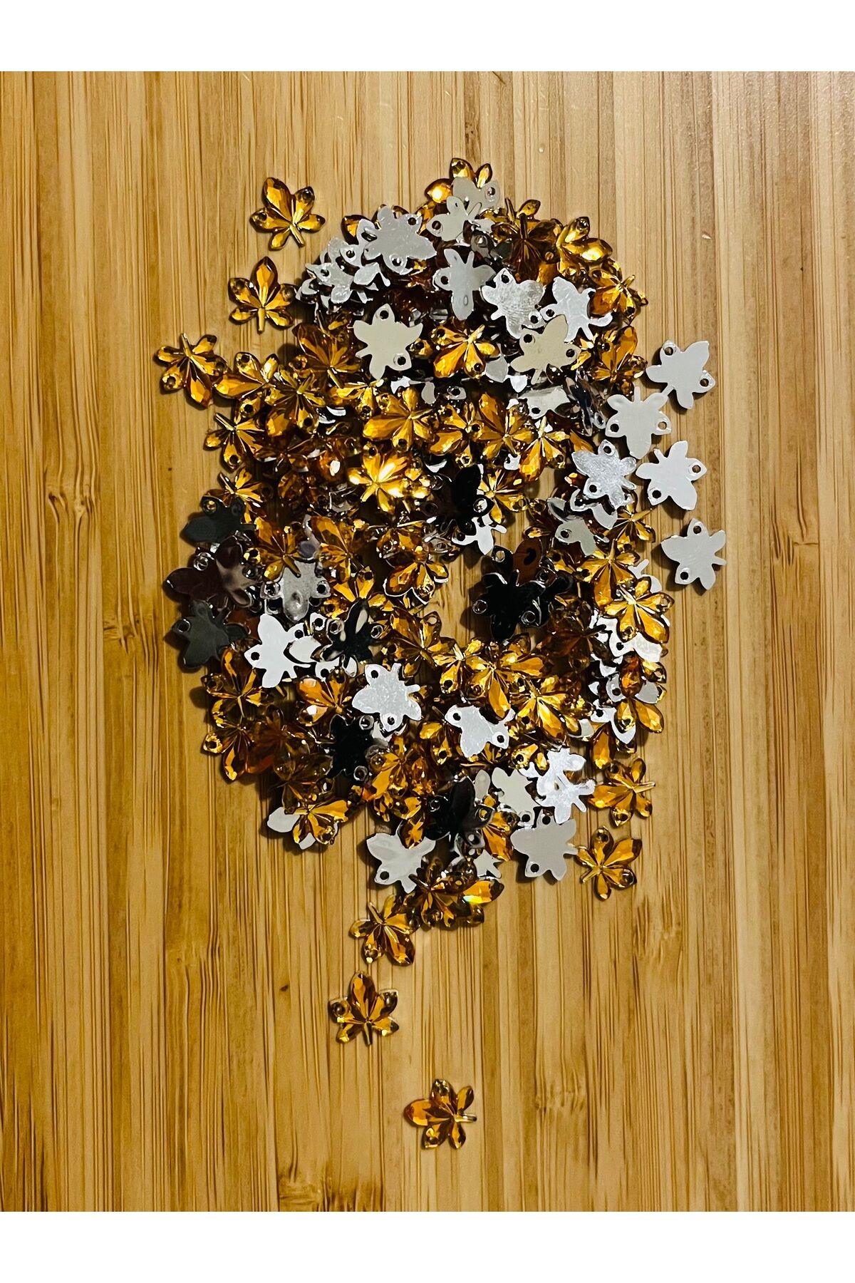 Taş görünümlü çınar yaprağı plastik pul. Ebat:1cm. Tahmini 320-330 adet. Renk: Sarı.